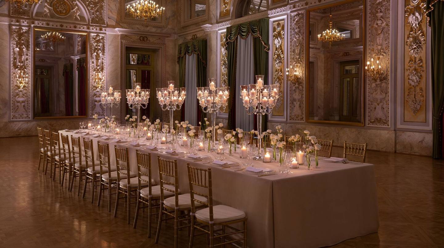 Evento elegante con iluminación cálida y decoración premium en México